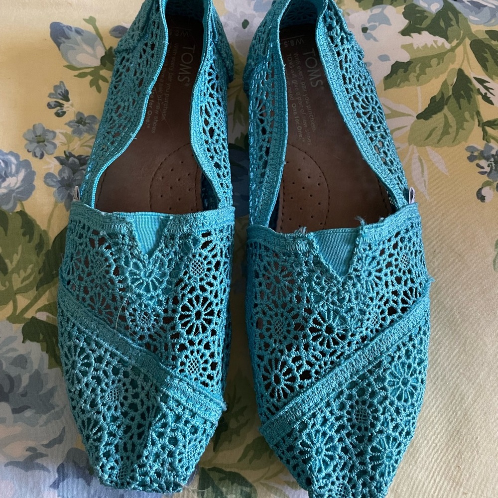 Tom’s turquoise blue crocheted espadrilles size 8.5